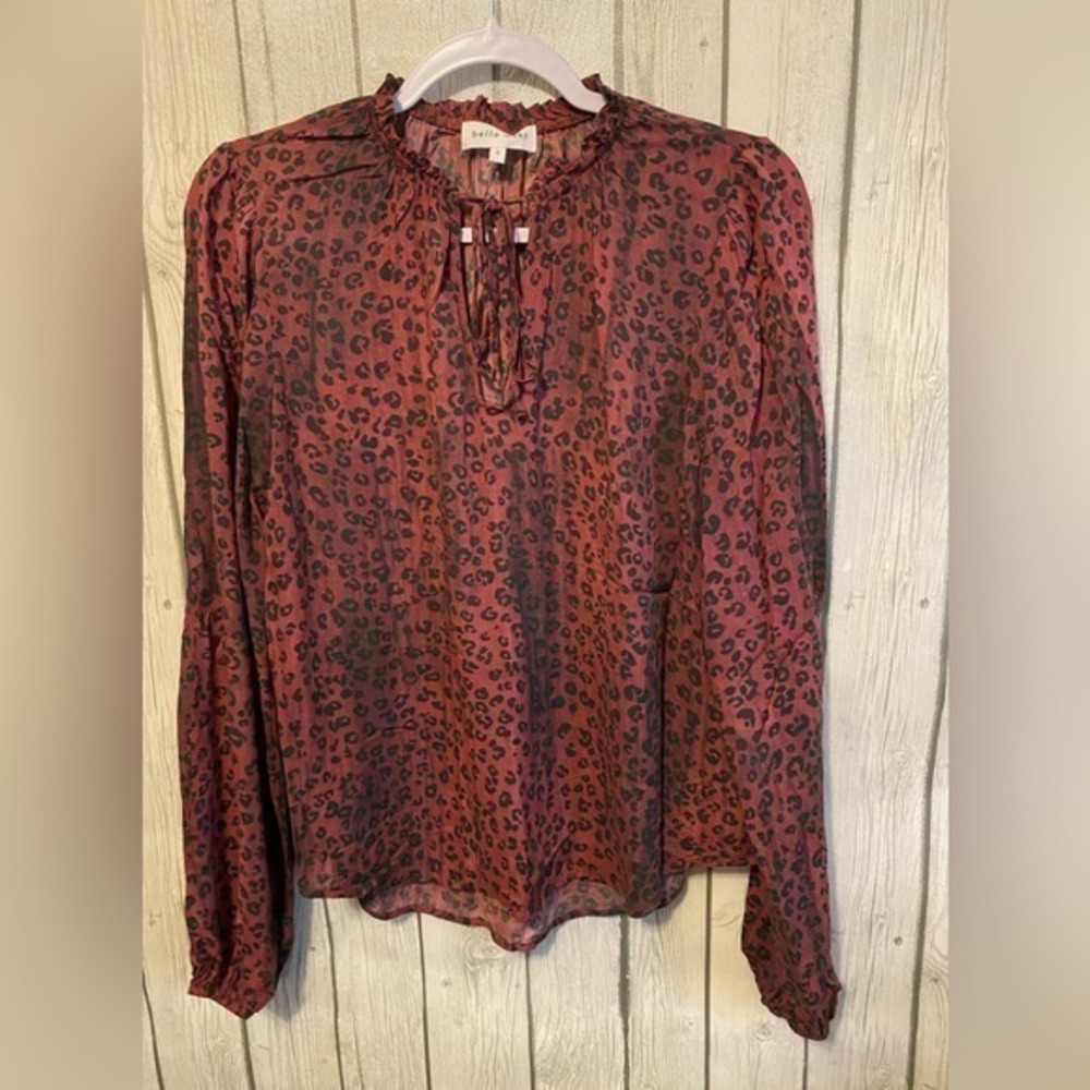 BELLA DAHL - PULLOVER RUFFLE NECK TOP - WILDBERRY LEOPARD PRINT SMALL.